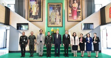  คณะผู้บริหาร มรภ.เลย ร่วมแสดงความยินดีกับ ผบ.มทบ.28